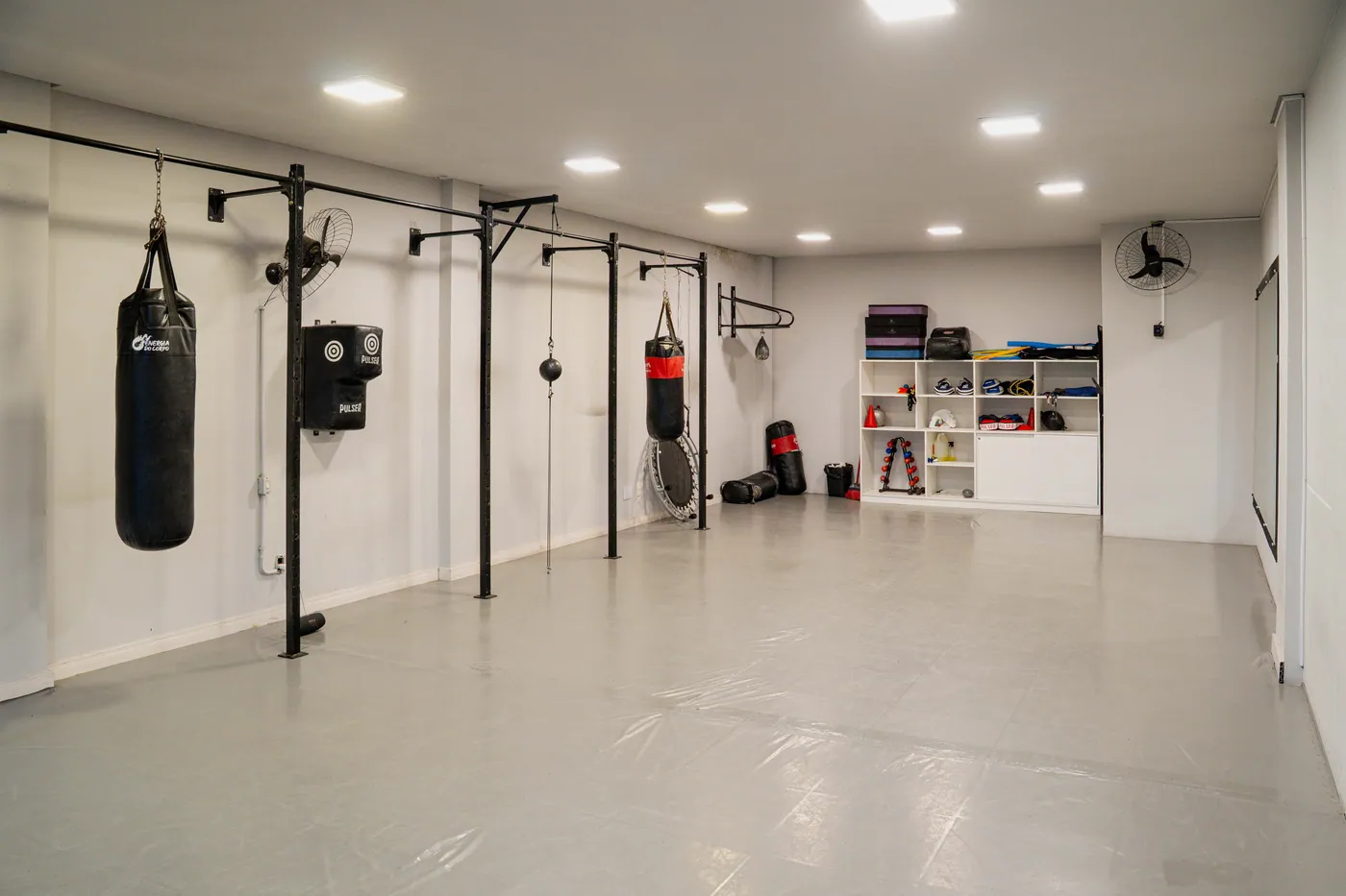 Sala de lutas com sacos
